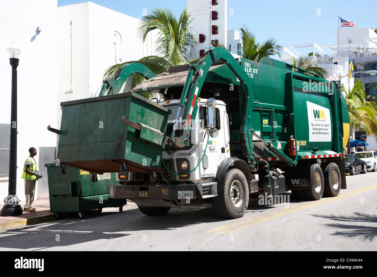 Müll LKW sammeln Mülltonnen in Miami south beach Florida usa Stockfoto
