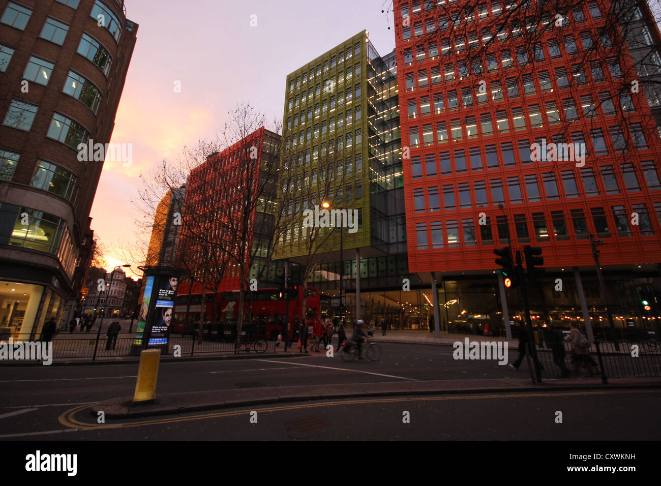 moderne bunten Gebäuden in der Abenddämmerung im Londoner Zentrum, London, Londra, Stadt, Europa, Covent Garden Stockfoto