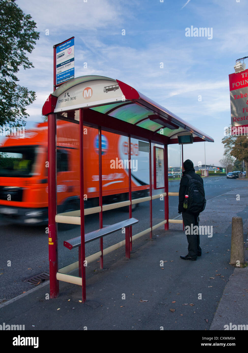 Mann warten an einer Bushaltestelle, Leeds, West Yorkshire, England, Vereinigtes Königreich Stockfoto