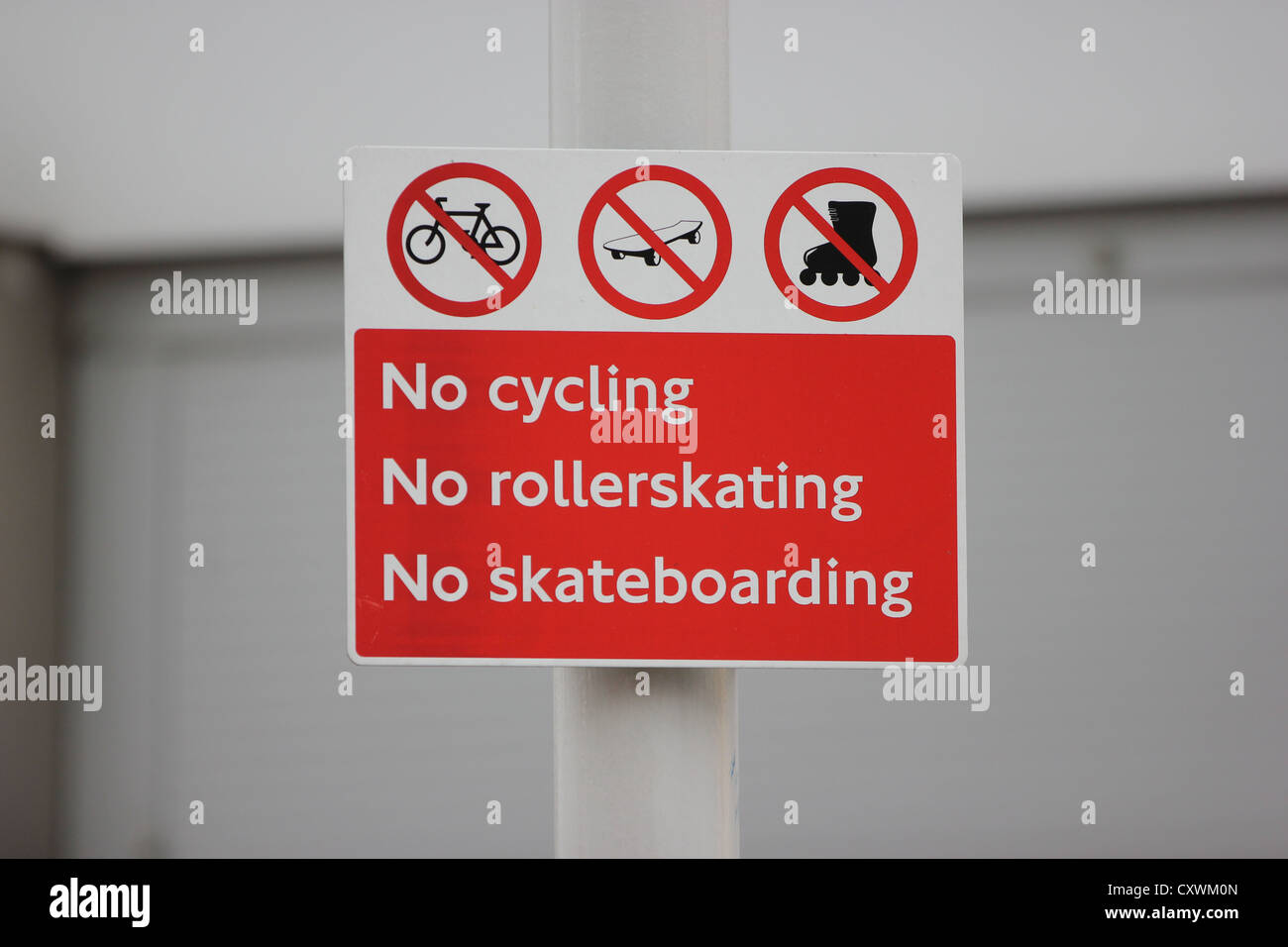 Anmelden der Hintergrund jedoch unscharf, kein Radfahren, keine Rollerskating, kein Skateboarden, Straße Zeichen, photoarkive Stockfoto