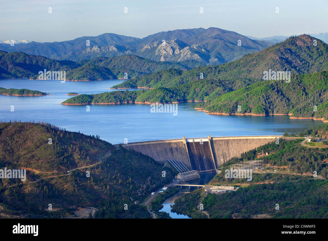 Luftaufnahme von Shasta Lake Shasta Dam und Mt. Shasta, Nord-Kalifornien. Stockfoto
