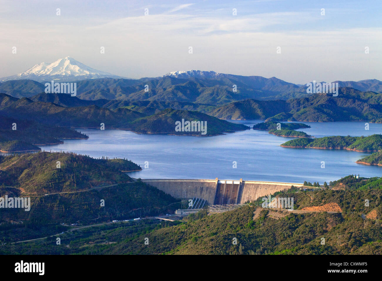 Luftaufnahme von Shasta Lake Shasta Dam und Mt. Shasta, Nord-Kalifornien. Stockfoto