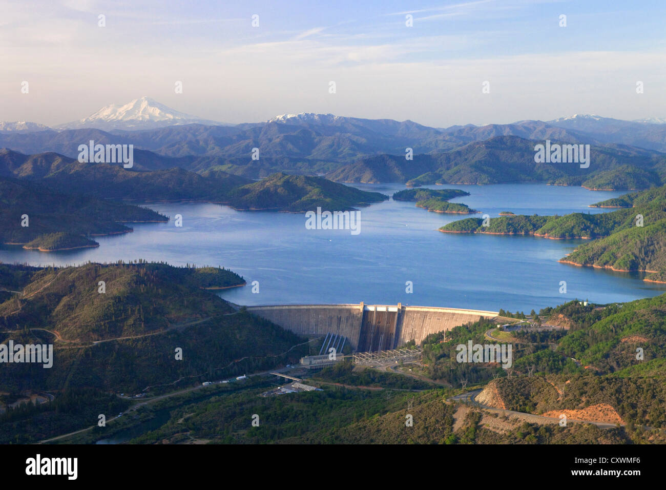 Luftaufnahme von Shasta Lake Shasta Dam und Mt. Shasta, Nord-Kalifornien. Stockfoto