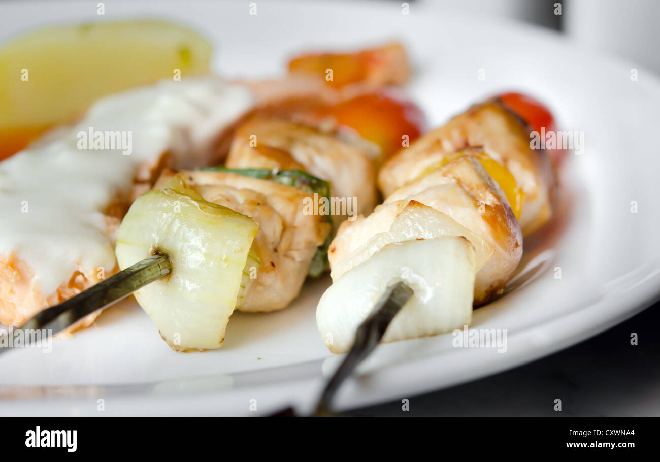 Gegrilltes Schweinefleisch mit Zwiebeln, Paprika und Tomaten Stockfoto