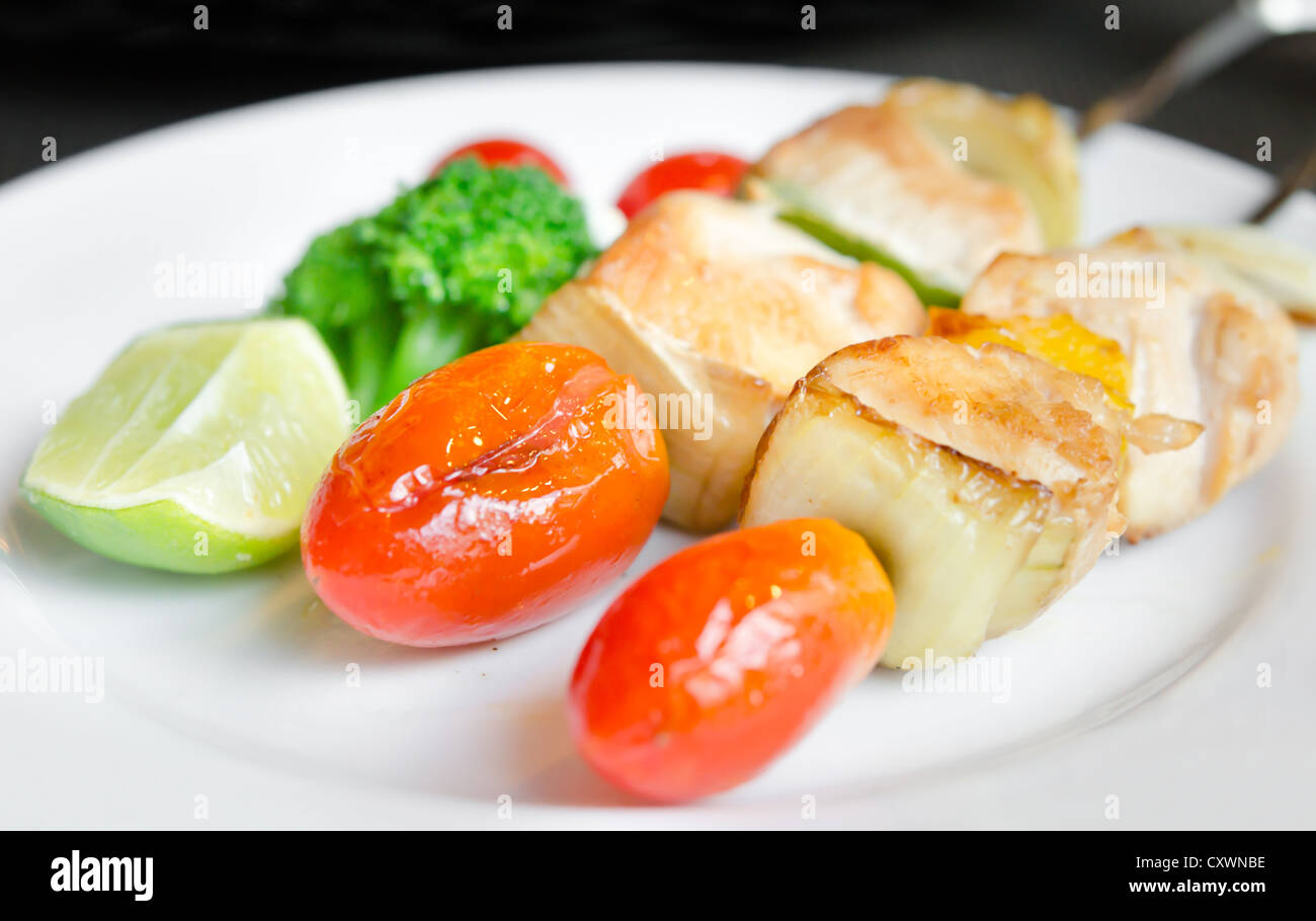 Gegrilltes Schweinefleisch mit Zwiebeln, Paprika, Tomaten und frischem Gemüse Stockfoto