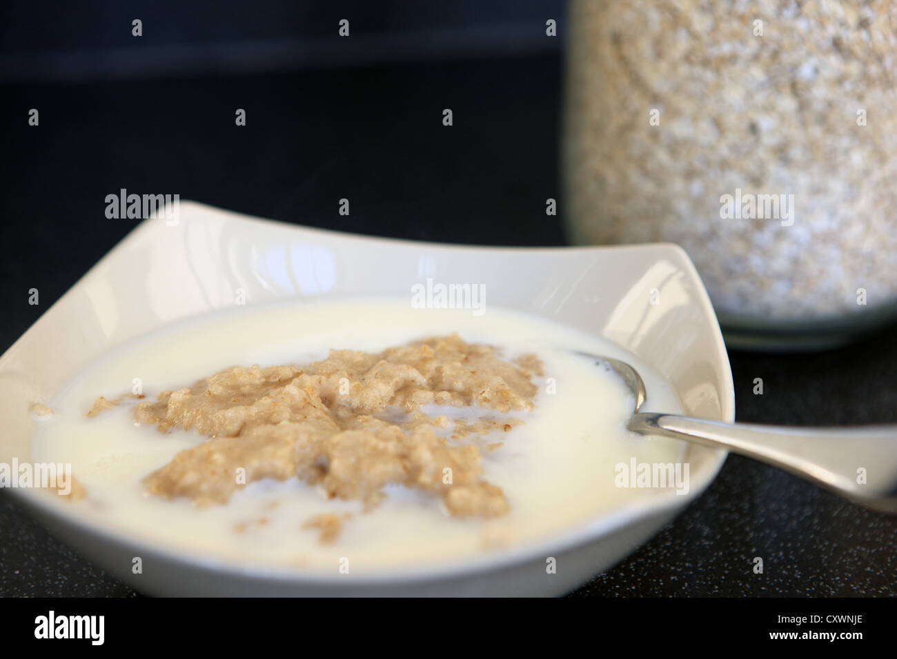 Schüssel mit Brei Haferflocken mit Milch Stockfoto