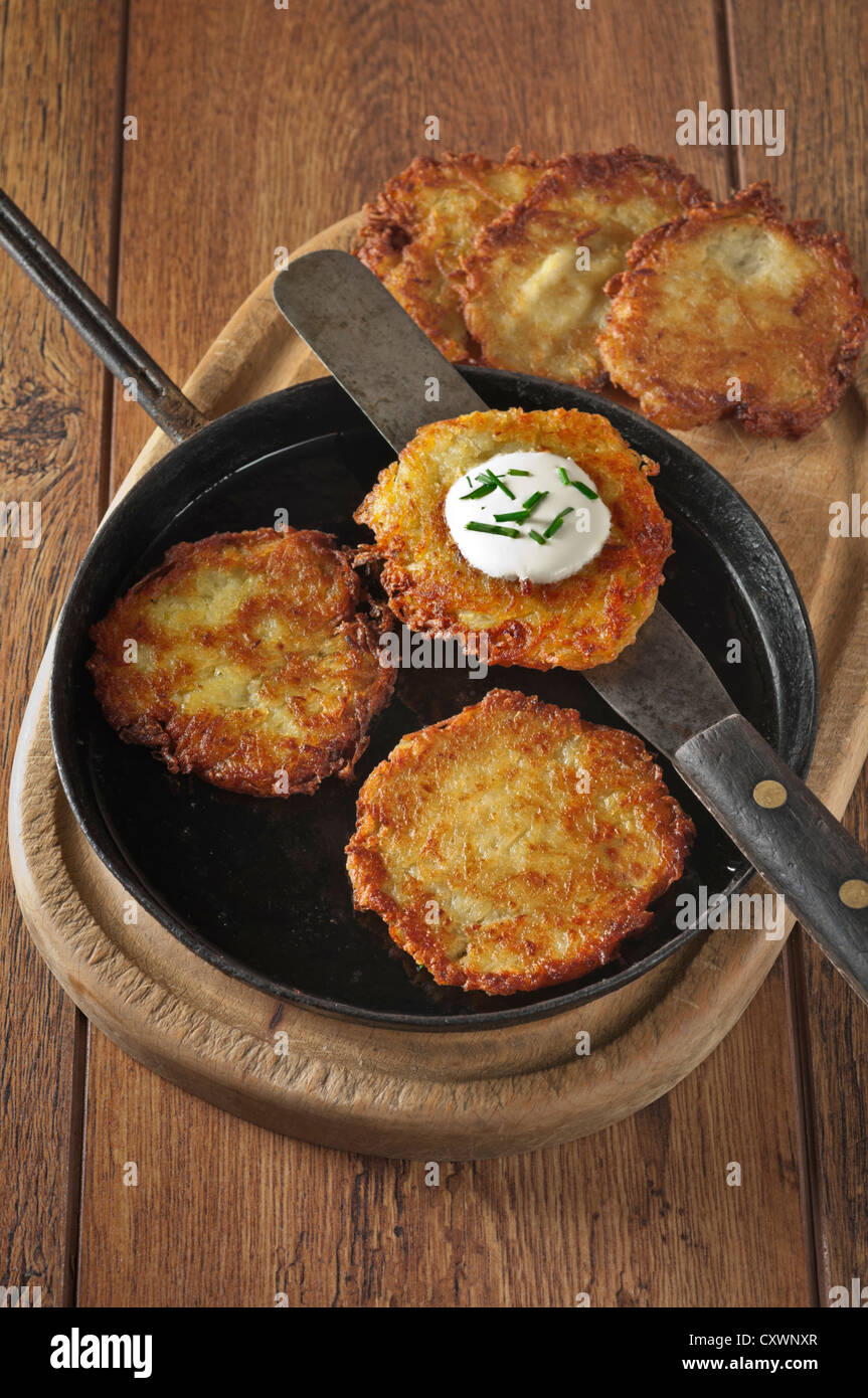 Latkes Fried Kartoffelpuffer Stockfoto