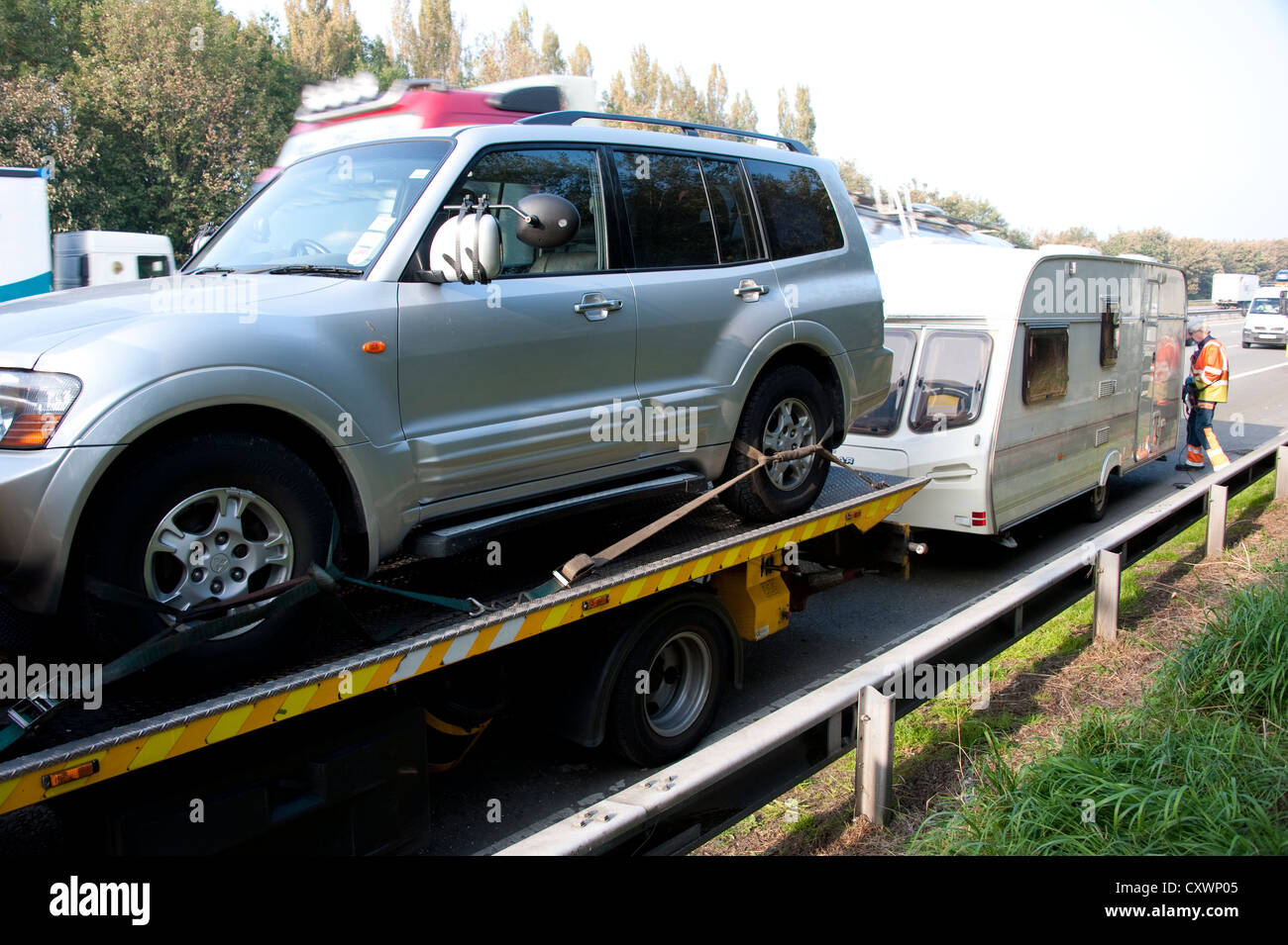 Mitsubishi Shogun Auto abschleppen Wohnwagen aufgeschlüsselt auf der Standspur der Autobahn UK Stockfoto