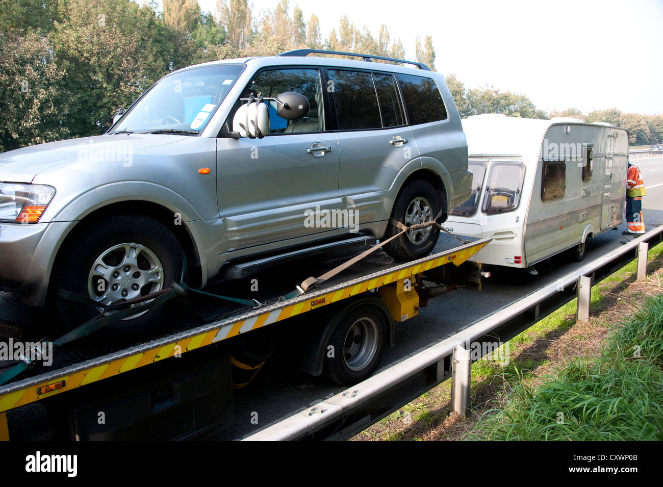 Mitsubishi Shogun Auto abschleppen Wohnwagen aufgeschlüsselt auf der Standspur der Autobahn UK Stockfoto