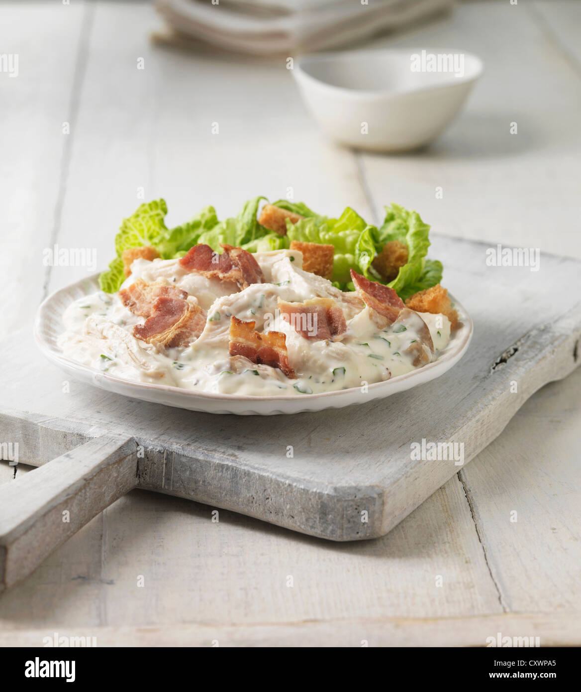 Teller mit Hähnchen-Speck-Caesar-Salat Stockfoto