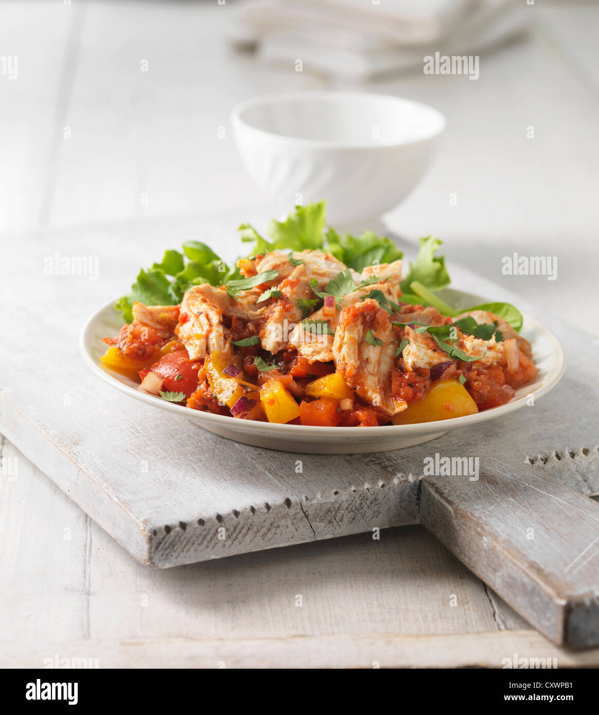 Teller mit Huhn mit Paprika-salsa Stockfoto