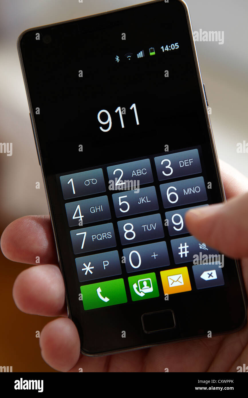 Nahaufnahme von Hand wählen 911 auf Touchscreen-Handy Stockfoto