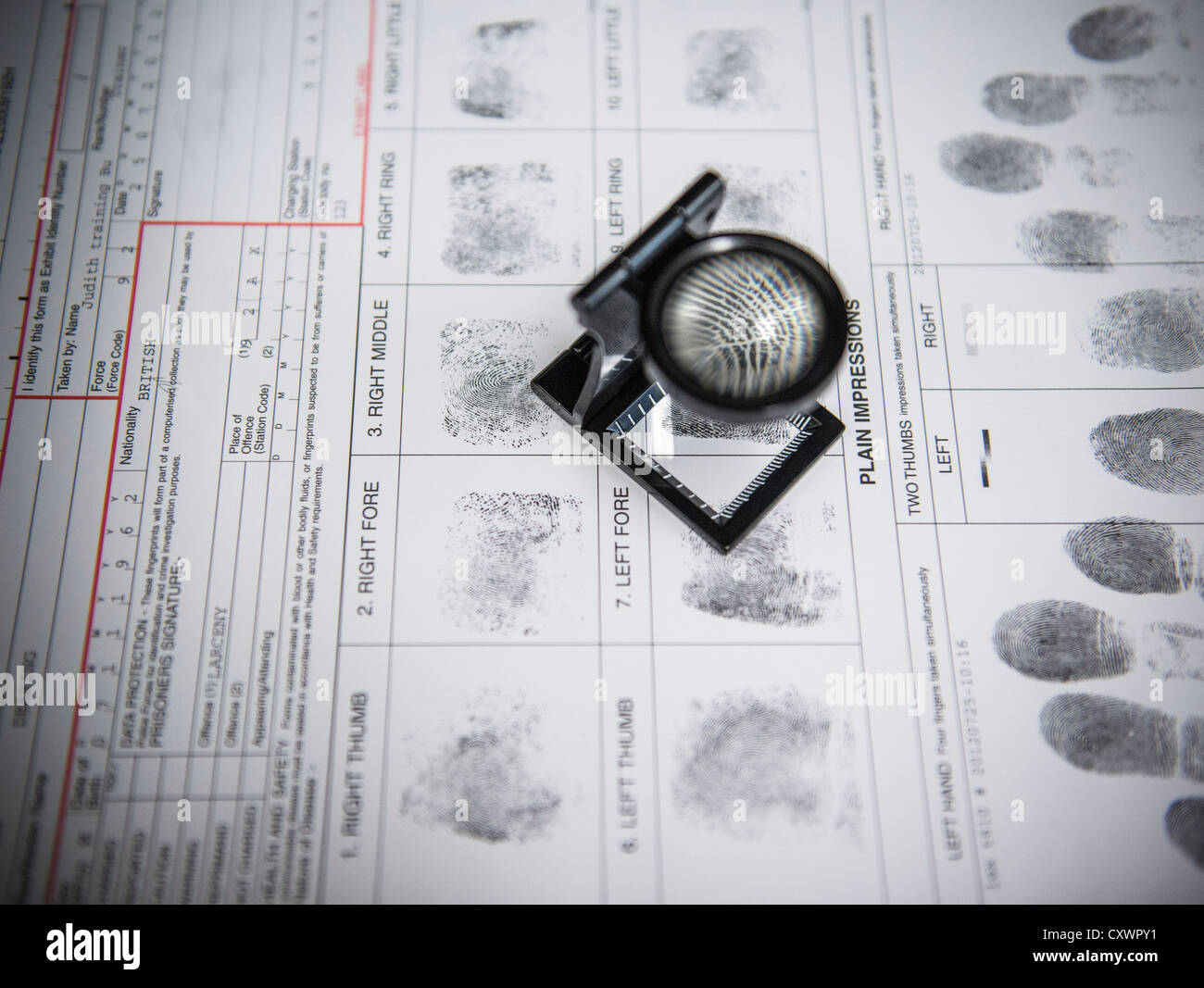 Lupe über Fingerabdrücke auf Verhaftung form Stockfoto
