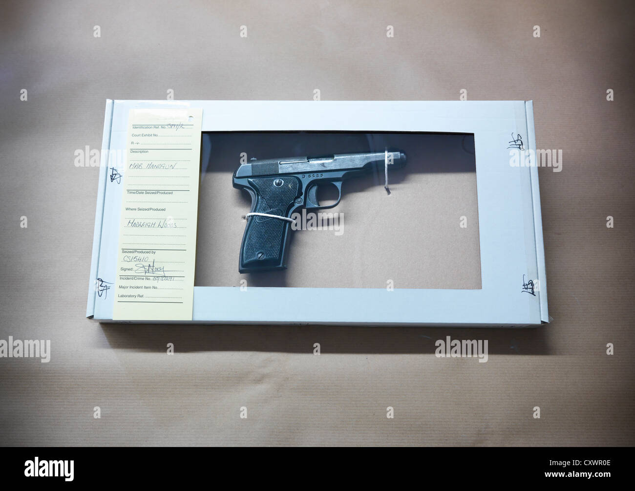 Pistole in forensischen Biohazard-box Stockfoto