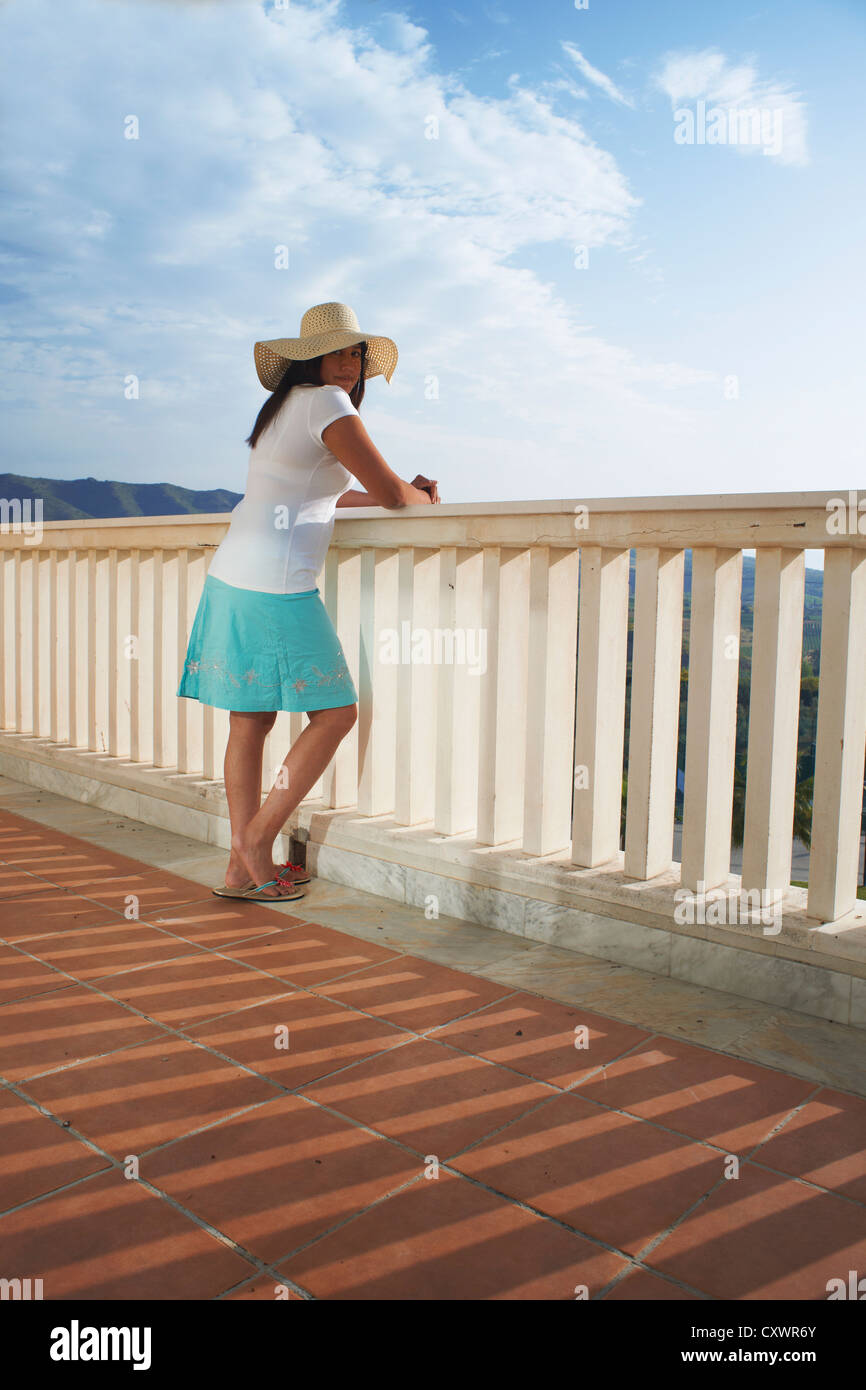 Frau, die Aussicht vom Balkon Stockfoto