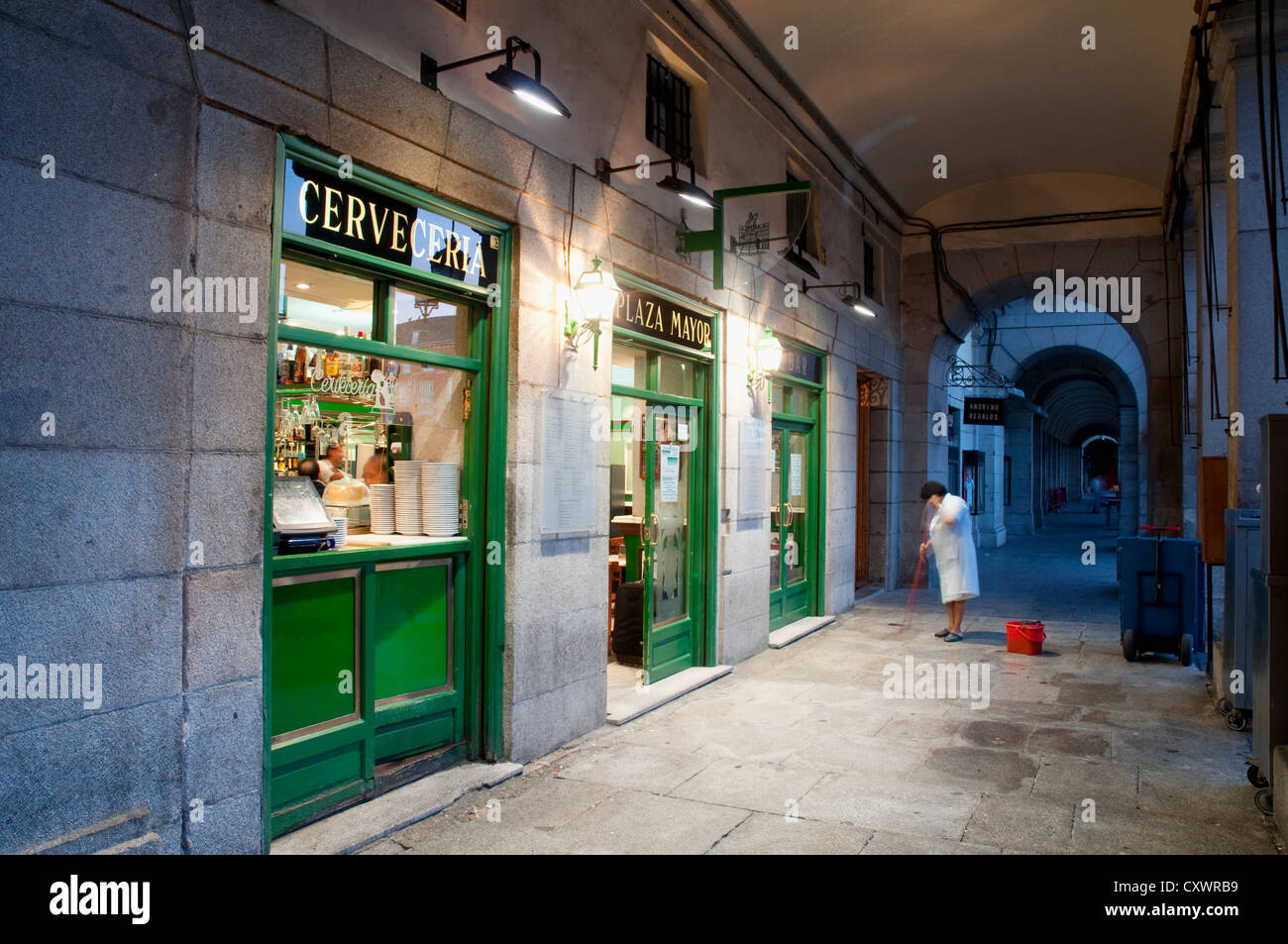 Hauptplatz, Taverne und Frau den Boden wischen. Madrid. Spanien. Stockfoto