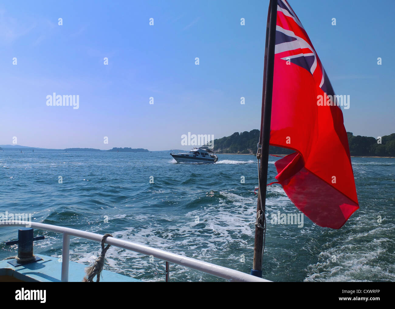 Fahnenschwingen vom Boot auf dem Wasser Stockfoto