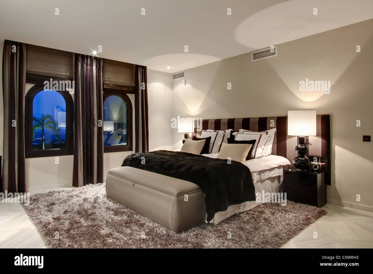 Bett und Fenster in modernen Schlafzimmer Stockfoto