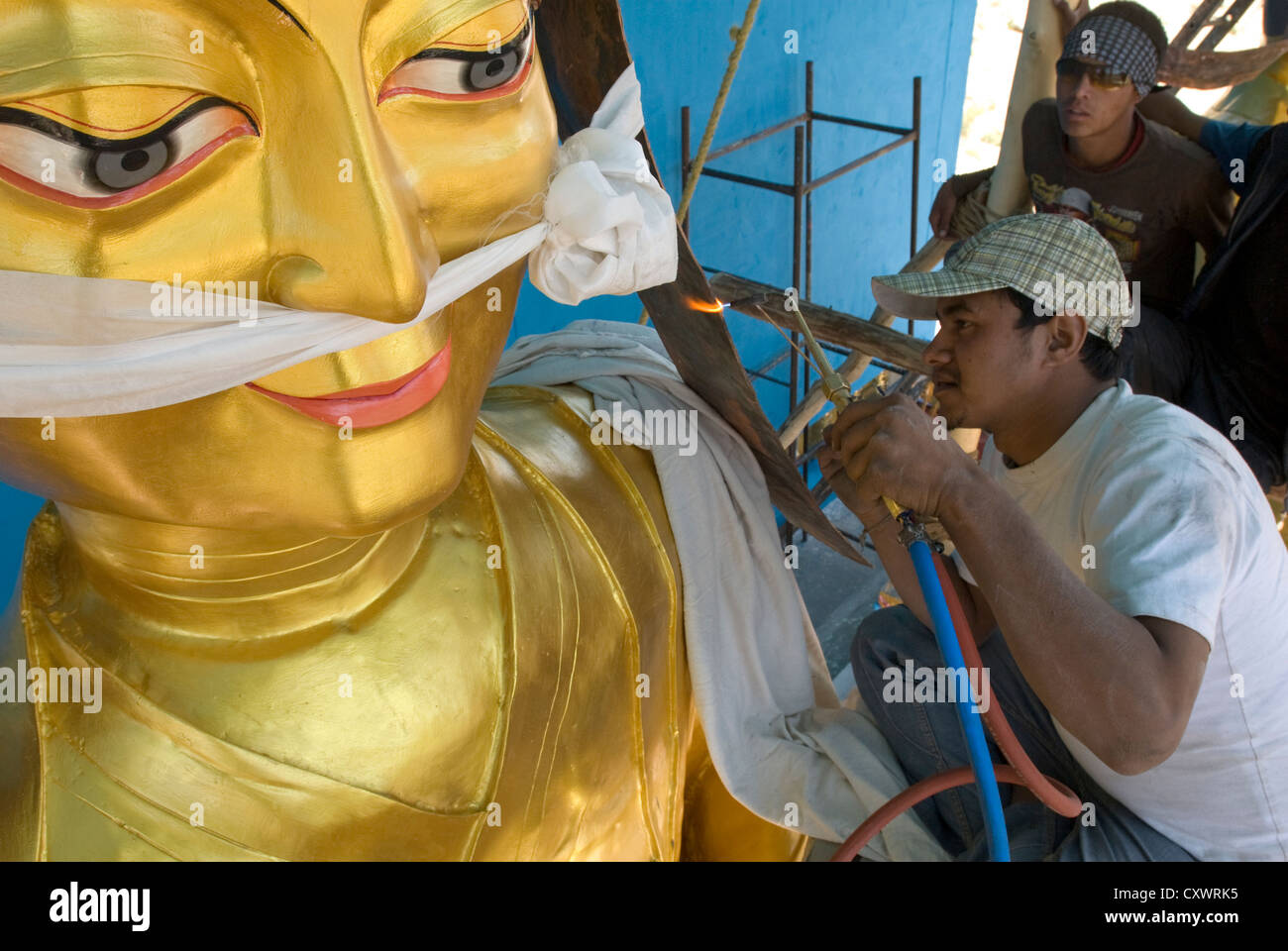 Ein Schweißer führt arbeiten an der Kopfschmuck einer Statue am Schlüssel Kloster, Spiti, Nordindien Stockfoto