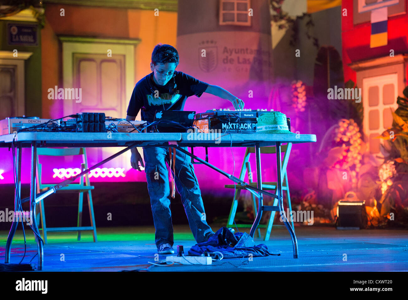 LAS PALMAS, Spanien – Oktober 06, 2012: Unidentified 11 Jahre alt DJ aus Kanarischen Inseln, auf der Bühne während eines lokalen Festivals Stockfoto