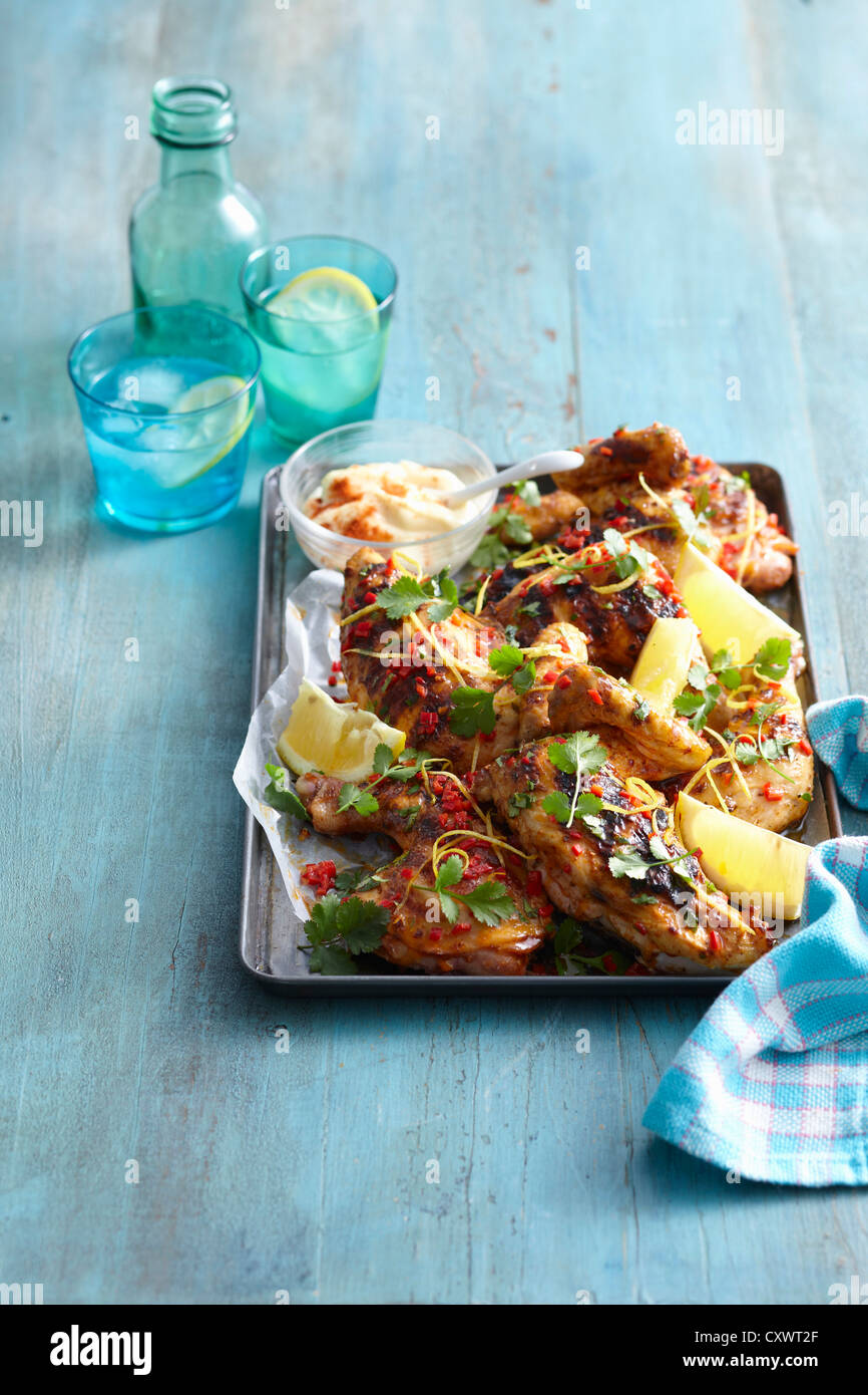 Tablett mit Zitrone, Kräutern und Huhn Stockfoto