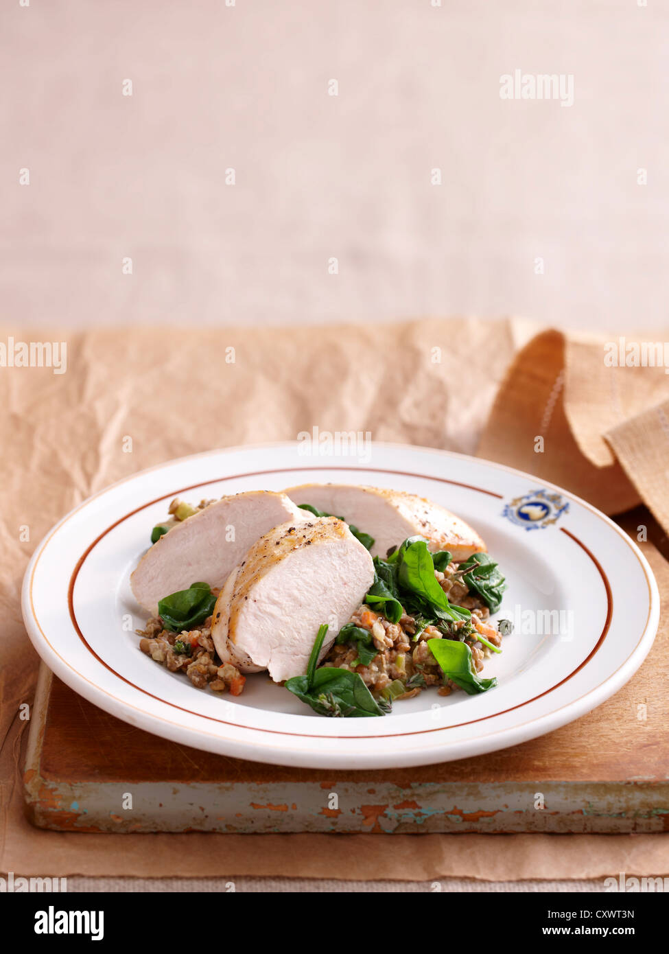 Teller mit Huhn und Linsen Stockfoto