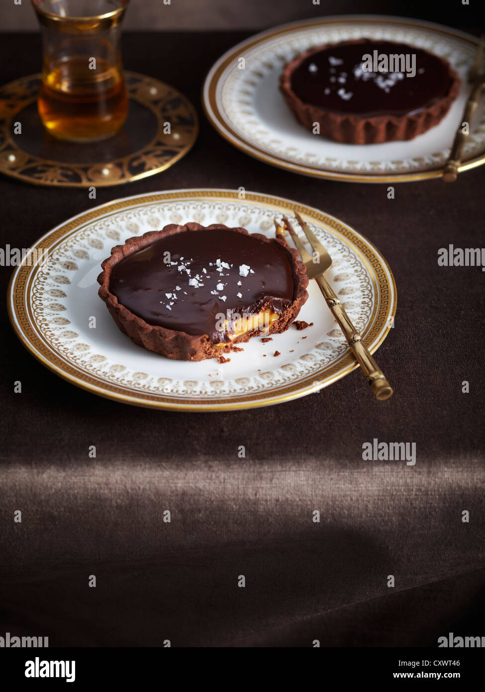 Teller mit gesalzener Schokolade Karamell-Tarte Stockfoto