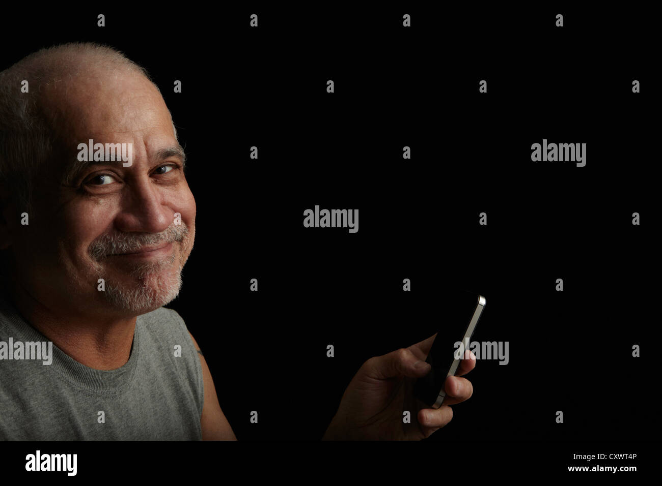 Lächelnder älterer Mann mit Handy Stockfoto