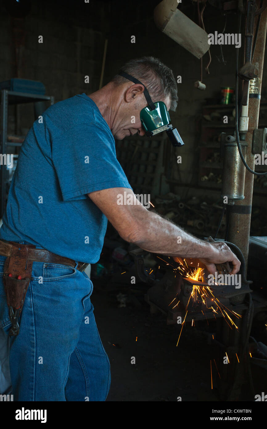Mann arbeitet in Maschinenhalle Stockfoto
