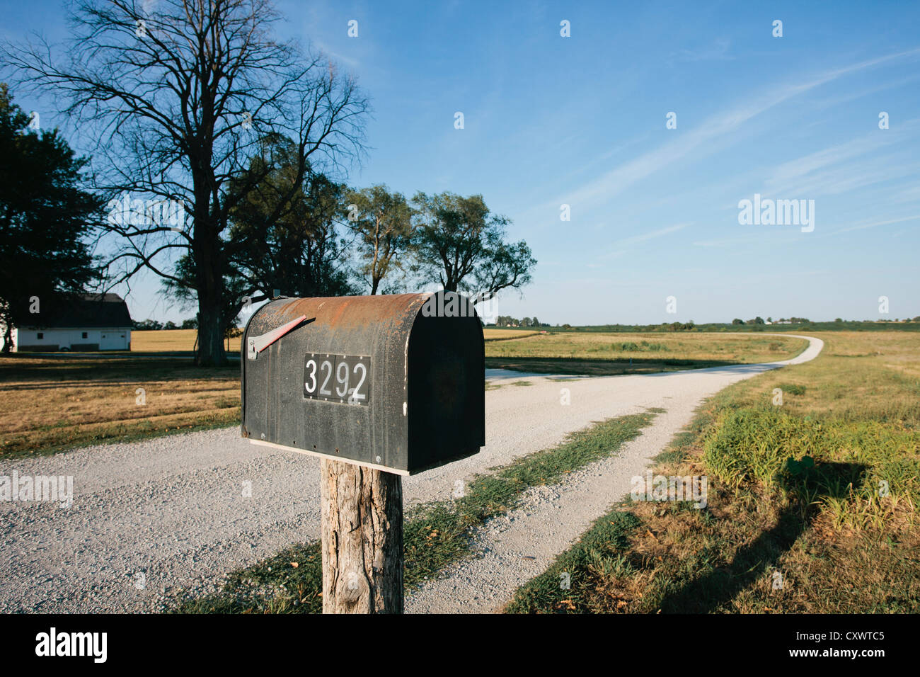 Nahaufnahme des Postfachs auf ländliche unbefestigte Straße Stockfoto