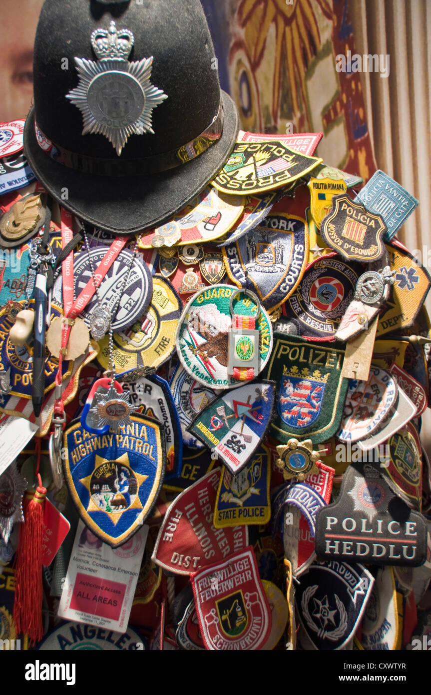 Polizeihelm und Abzeichen in Gedenken an die Opfer von 9/11 - Saint-Paul Kapelle - New York City, USA Stockfoto