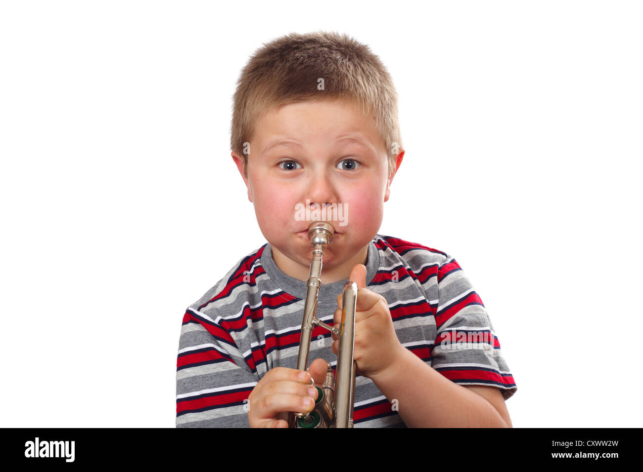 Boy bläst Trompete Foto auf dem weißen Hintergrund Stockfoto