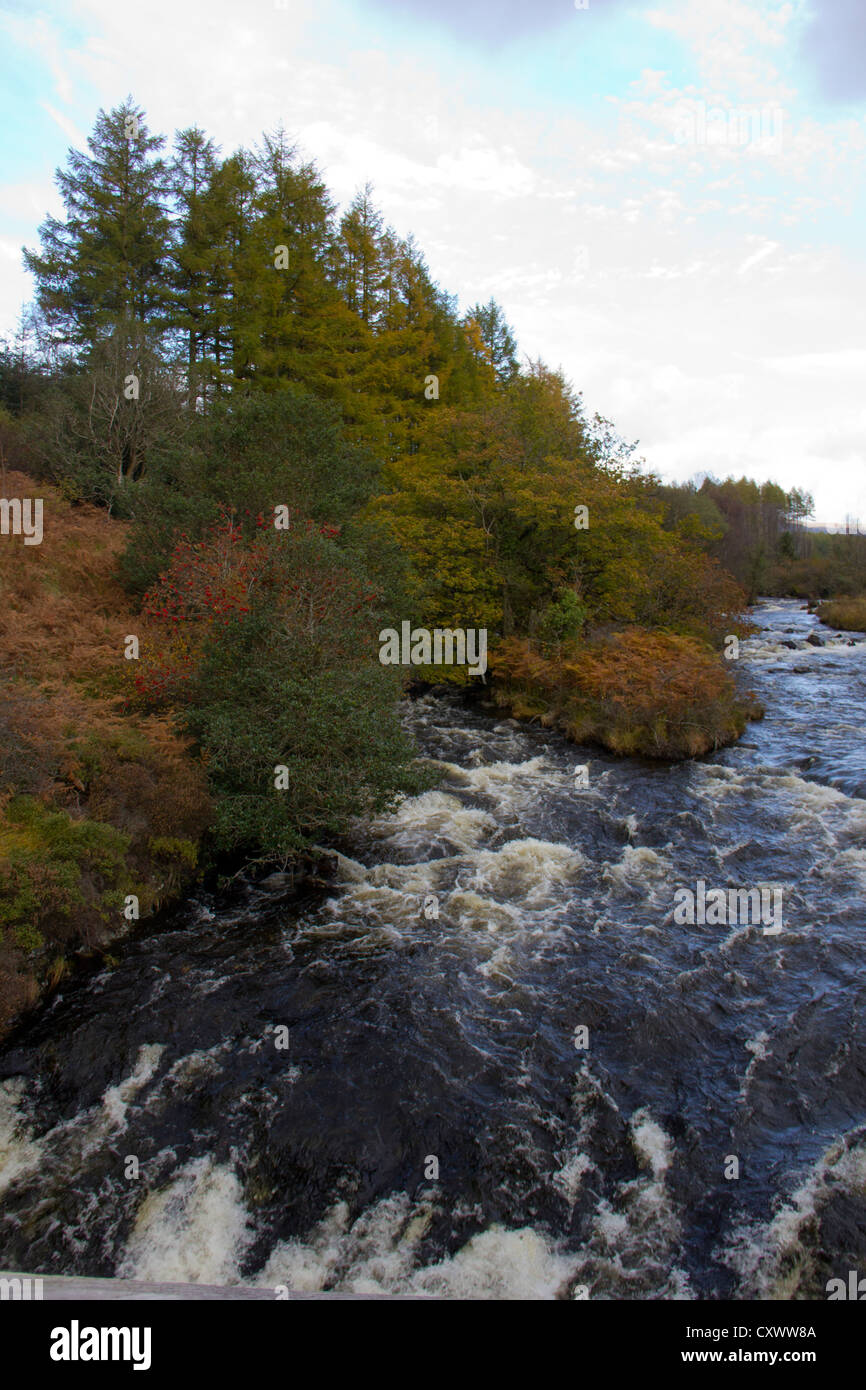 Wasser, das fließt in River Cree in Galloway Forest in Schottland Minnoch Stockfoto