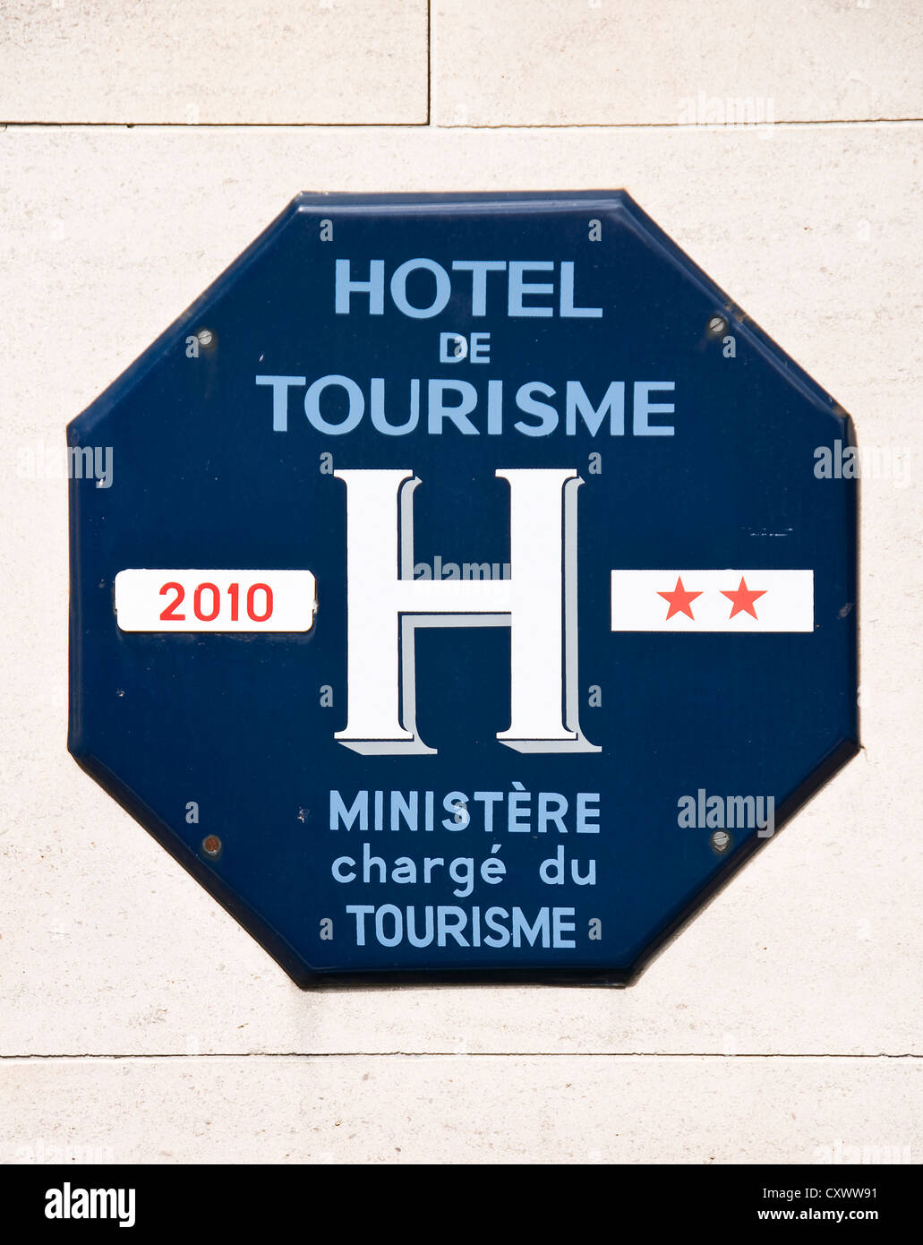 Französisch zwei Sterne Hotel offizielles Zeichen des Tourismus-Ministeriums: blaue Oktogon mit Text Hotel de Tourisme Stockfoto