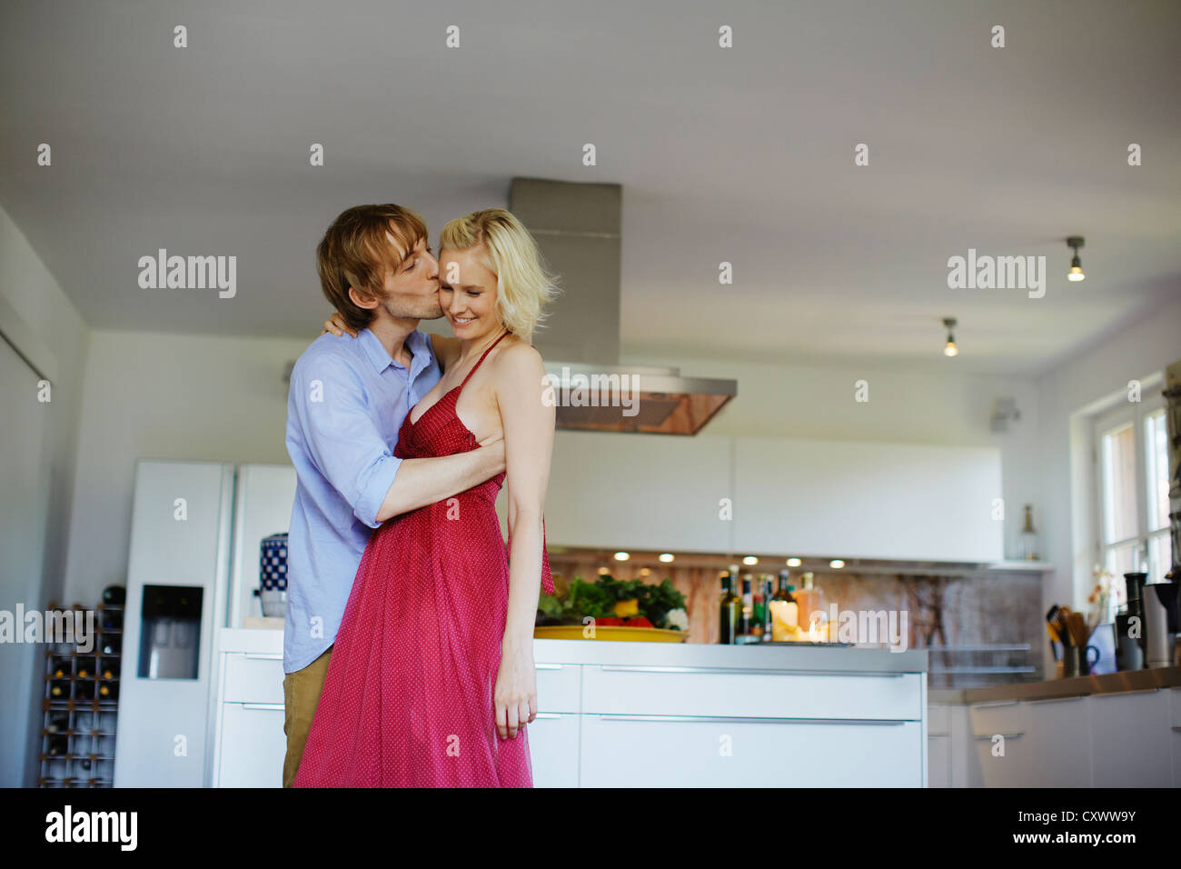 Paare tanzen gemeinsam in der Küche Stockfoto