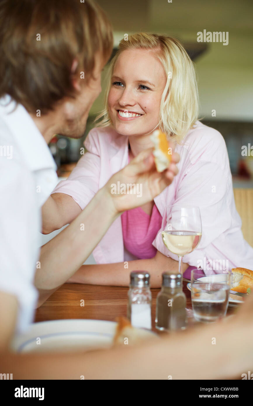 Paar lächelnd gemeinsam beim Abendessen Stockfoto