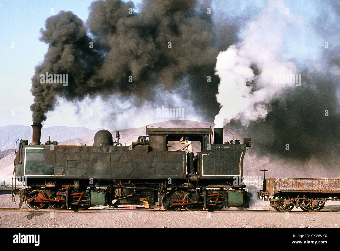 Diese Ansicht von der letzten Kitson Meyer an Taltal in Chiles Atacama-Wüste zeigt die beiden Schornsteine. Stockfoto