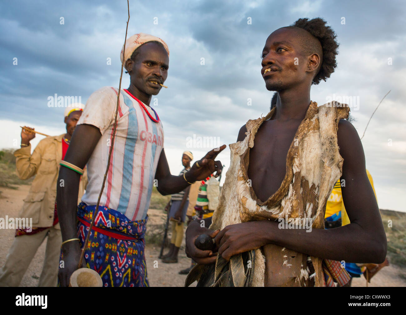 Hamar Stamm Männer und mixmaschinen am Stier springen Zeremonie, Turmi, Omo-Tal, Äthiopien Stockfoto