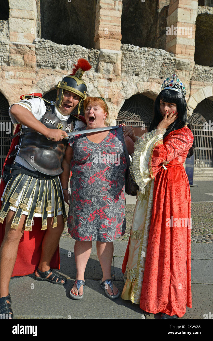 Lateinische Schriftzeichen und Touristen außerhalb der Arena von Verona, Piazza Bra, Verona, Provinz Verona, Veneto Region, Italien Stockfoto