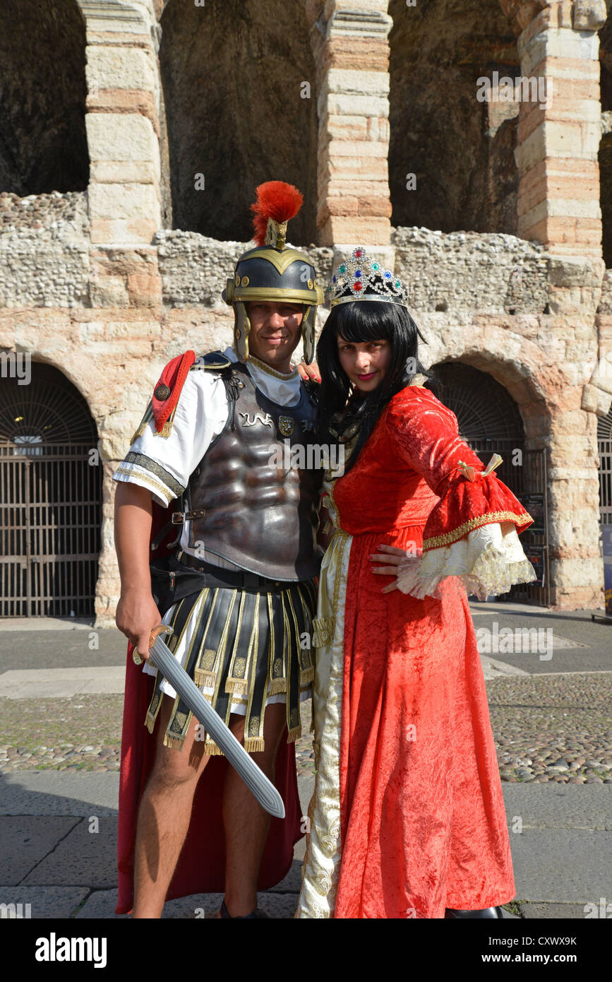 Römischen Zeichen außerhalb der Arena von Verona, Piazza Bra, Verona, Provinz Verona, Veneto Region, Italien Stockfoto