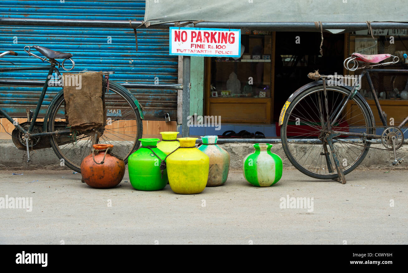 Indische Fahrräder und Abfälle Töpfe. Sammeln Reste von Restaurants zu Vieh zu füttern. Puttaparthi, Andhra Pradesh, Indien Stockfoto