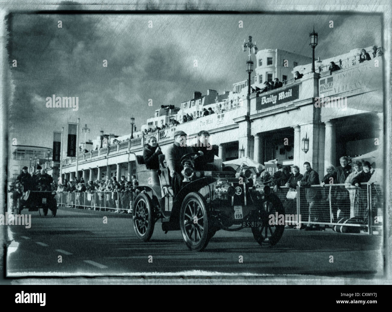 London nach Brighton Veteran Auto laufen. Ziellinie auf dem Brighton Medina-Laufwerk Stockfoto