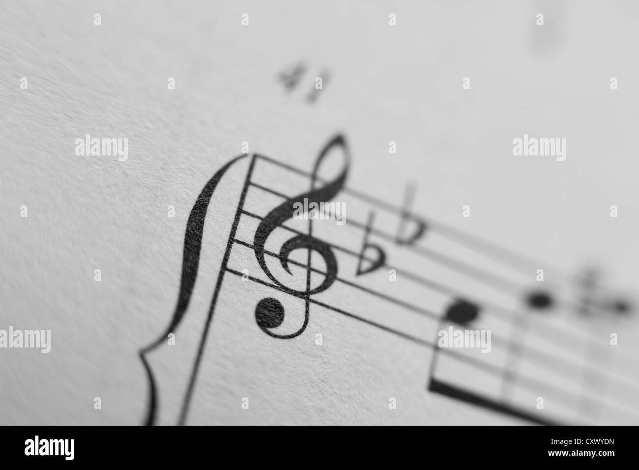 Musiknoten Blatt Punkten Melodie schließen sich schwarz weißen Linien Zusammensetzung linken rechten Hand Höhen Spalt auf Papier gedruckt Stockfoto