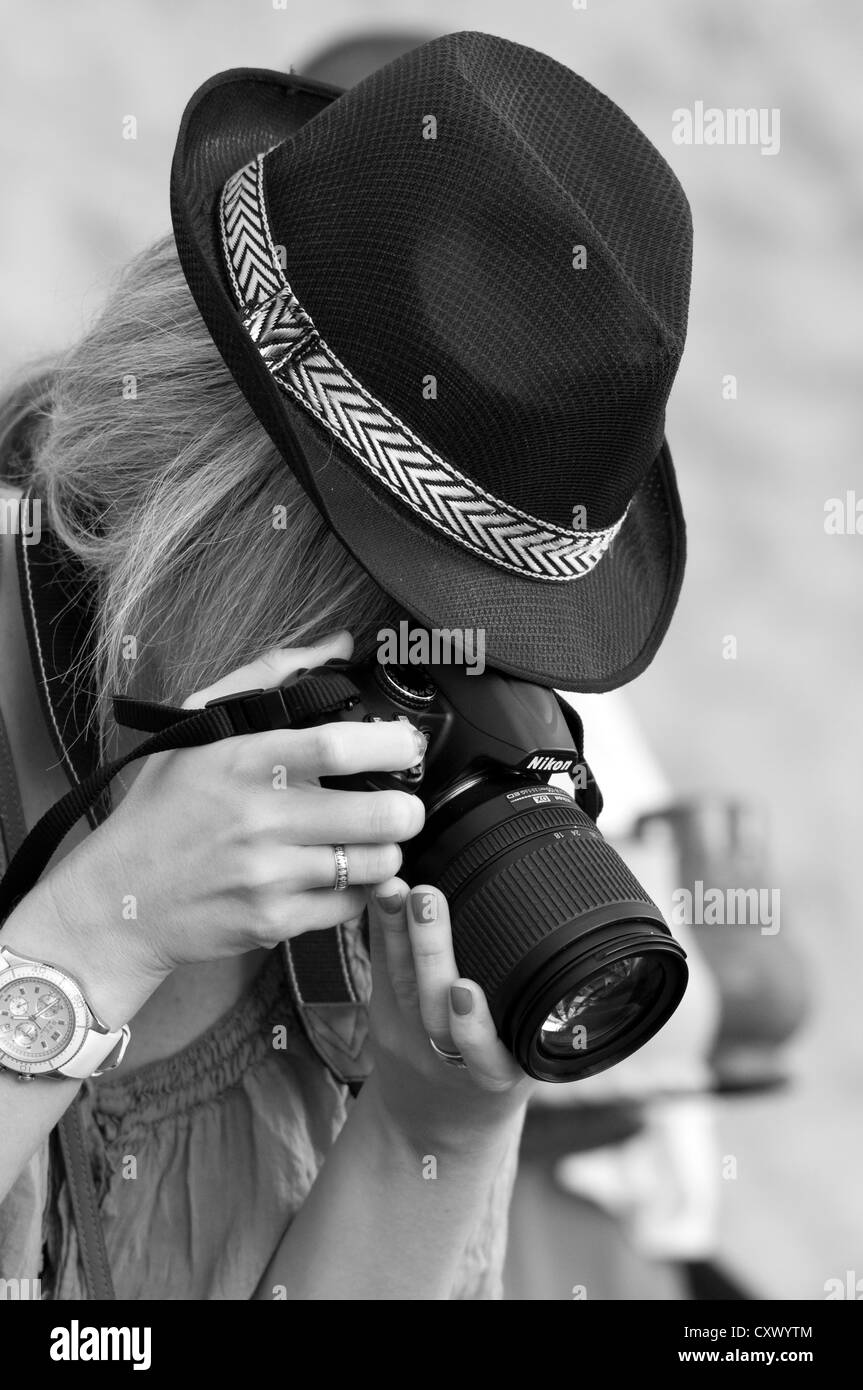 Tallinn, Estland - Jult 10, 2010 - schwarz / weiß Foto einer Frau mit einem stylischen Hut nehmen Foto mit einer Nikon-Kamera. Stockfoto
