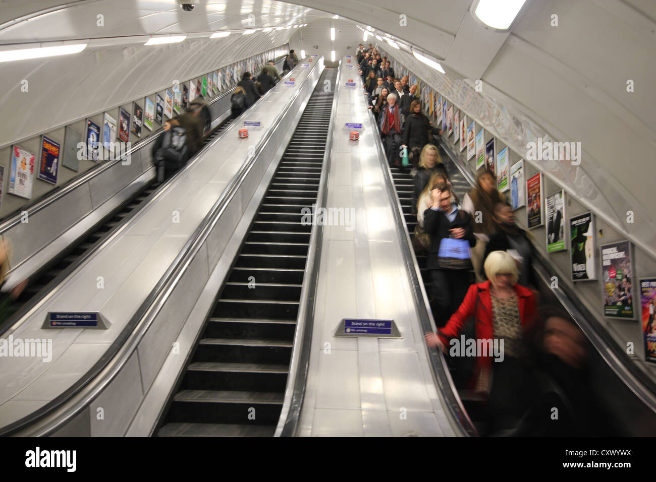 London, England, Großbritannien, Rohr, Treppe, Treppenhaus, die Leute gehen auf U-Treppe, Fahrtreppen Stockfoto