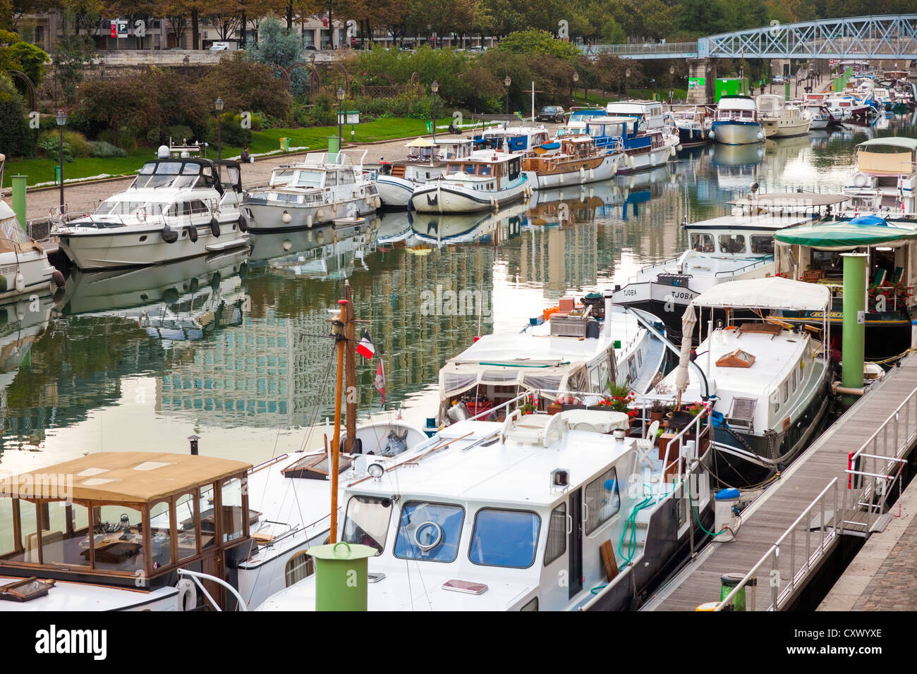 Boote auf dem Canal Saint-Martin, Paris, Frankreich Stockfoto