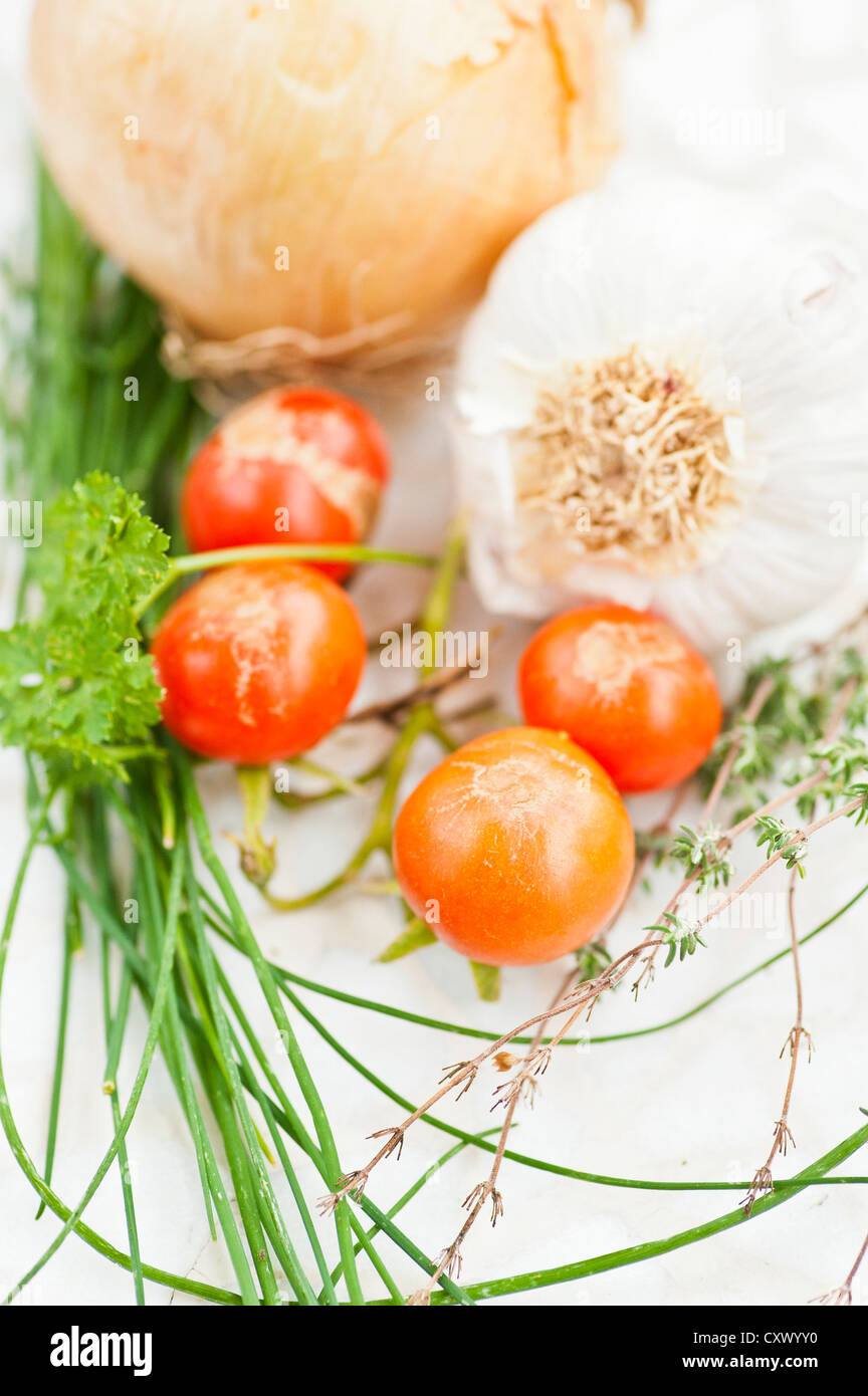 Nahaufnahme von Tomaten, Knoblauch, Zwiebel, Thymian, Petersilie und Schnittlauch Stockfoto