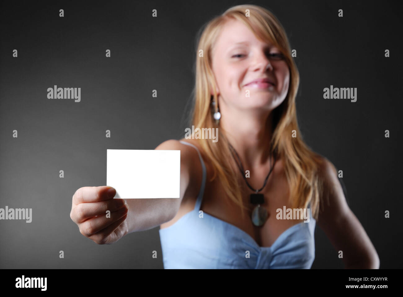 Junge Frau mit einer Visitenkarte Stockfoto