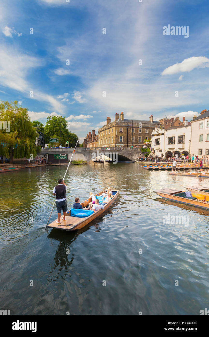 Stocherkähne auf dem Fluss Cam in Cambridge, England Stockfoto