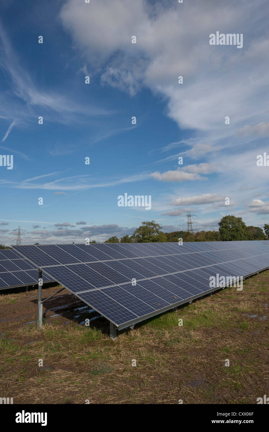 Solar-Panels auf der Parkmauer Farm, Westonzoyland Road, Bridgewater installiert wird. Stockfoto